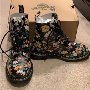 Dr. Martens women’s siz 8 Darcy Floral Black